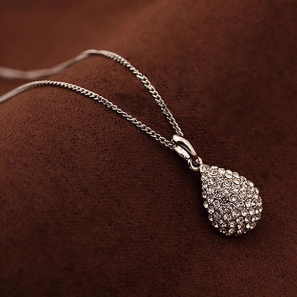 Jewelry - *CLEARANCE!!* Silver Diamond Drop Pendant Necklace